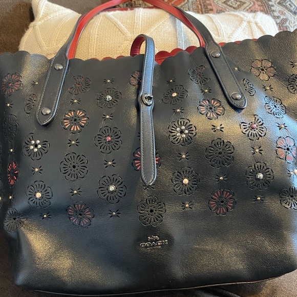 Coach Large Market Tote With Cut Out Tea Rose - Picture 3 of 9